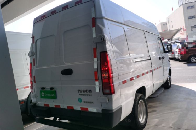 Used Iveco Daily 2023 2.8T V37 Van Long Wheelbase Mid-Roof Dual Tires Manual Doors 2-3 Seater Rear Right 45 Deg