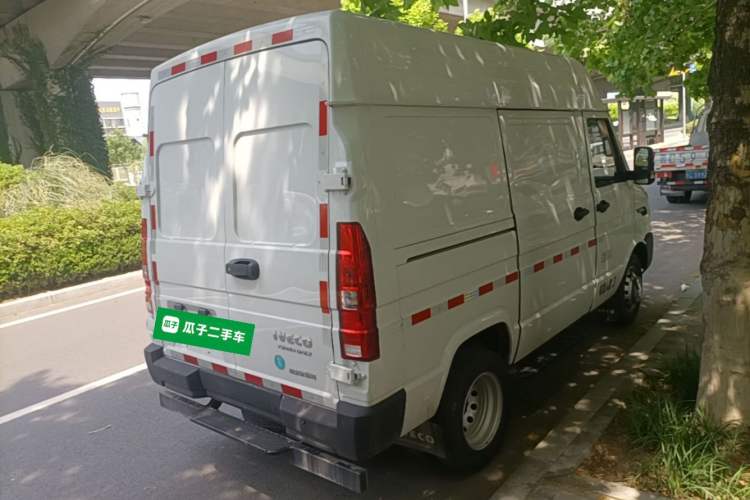 Used Iveco Daily 2023 2.8T V35 Van Short Wheelbase Mid-Roof Design Dual Tires Side-Swing Doors 2-3 Seater Rear Right 45 Deg