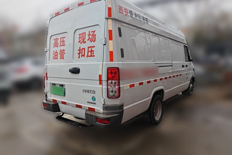 Used Iveco Daily 2023 2.5T V40 Van Long Wheelbase Mid-Roof Design Dual Tires Side-Swing Doors 2-3 Seater Rear Right 45 Deg