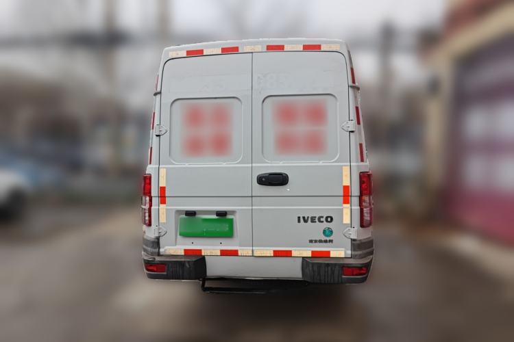 Used Iveco Daily 2023 2.5T V40 Van Long Wheelbase Mid-Roof Design Dual Tires Side-Swing Doors 2-3 Seater Rear