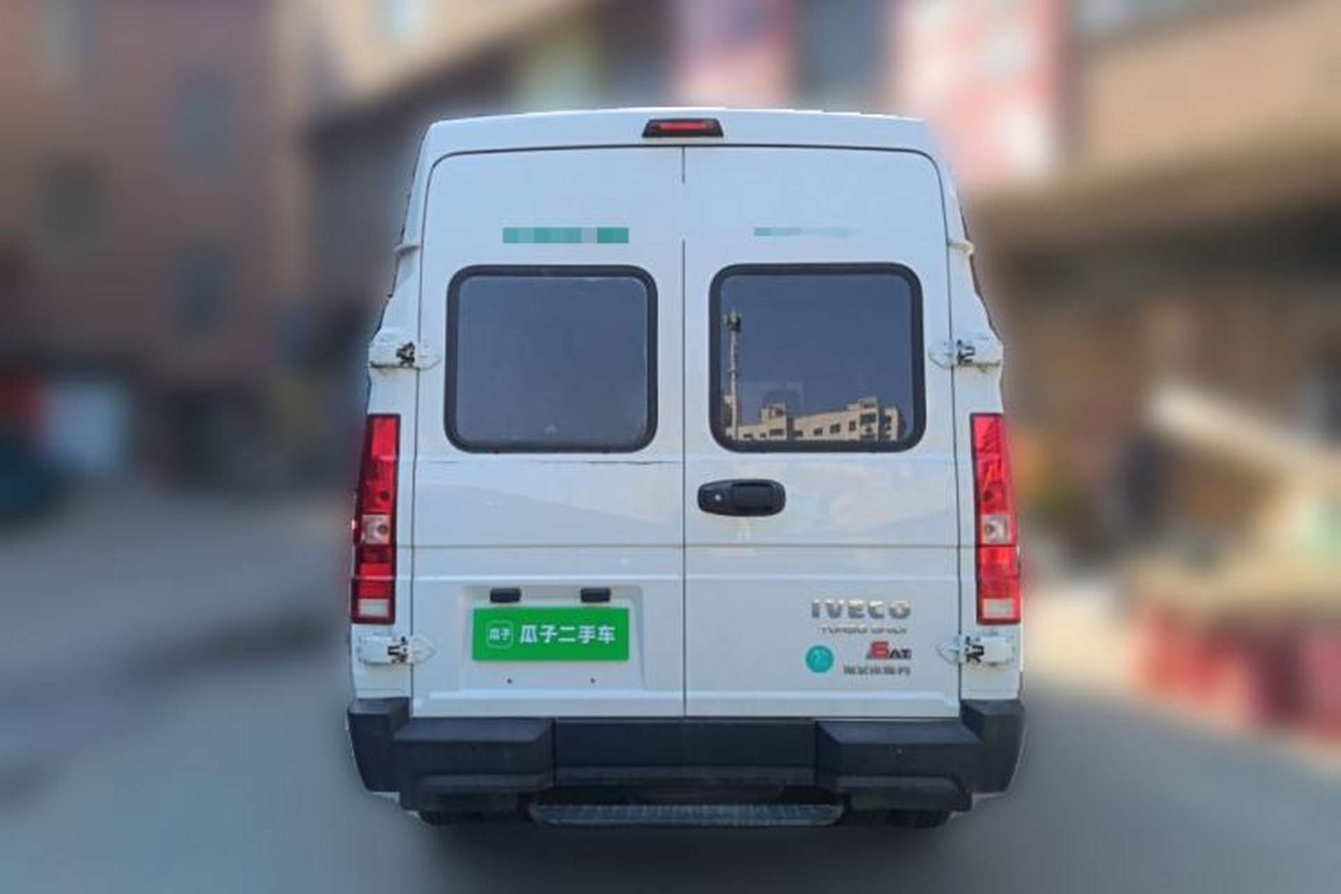 Used Iveco Daily 2023 2.5T A35M1 Multi-Purpose Passenger Vehicle Short Wheelbase Mid-Roof Design Dual Side Sliding Doors Automatic Transmission Rear