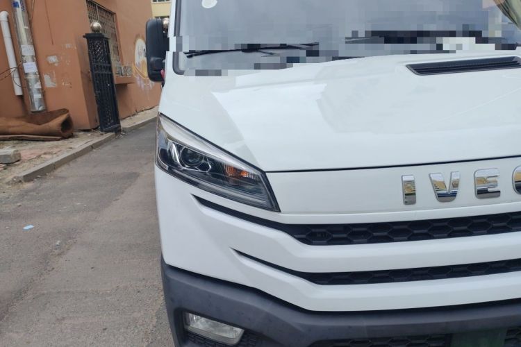Used Iveco Daily 2023 2.5T A37M1 Long Wheelbase Mid-Roof Dual-Tire Side-Sliding Doors 5-9 Seats Right Front Headlight
