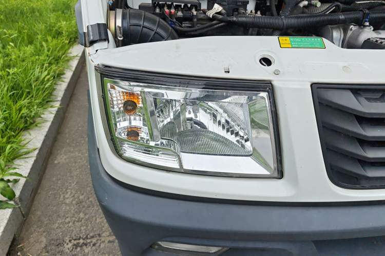 Used Iveco Daily 2023 2.5T V40 Van Long Wheelbase Mid-Roof Design Dual Tires Side-Swing Doors 2-3 Seater Right Front Headlight