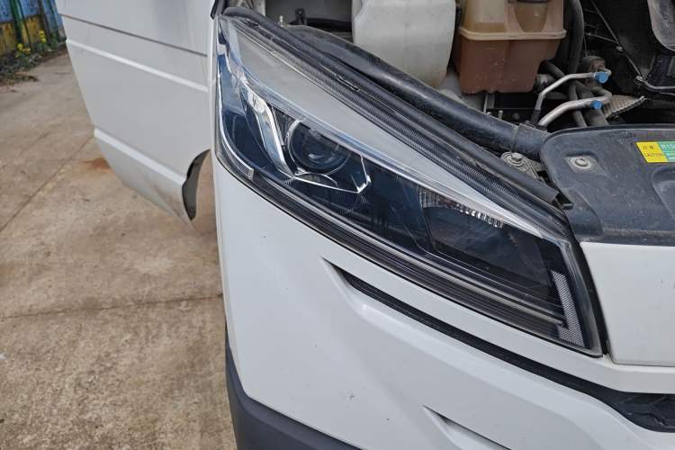 Used Iveco Daily 2023 2.5T A37M1 Long Wheelbase Mid-Roof Dual-Tire Side-Sliding Doors 5-9 Seats Right Front Headlight