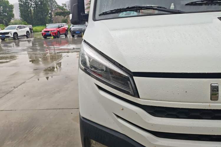 Used Iveco Daily 2023 2.5T A37M1 Multi-Purpose Passenger Vehicle Long Wheelbase Mid-Roof Design Dual Side Sliding Doors Automatic Transmission Right Front Headlight