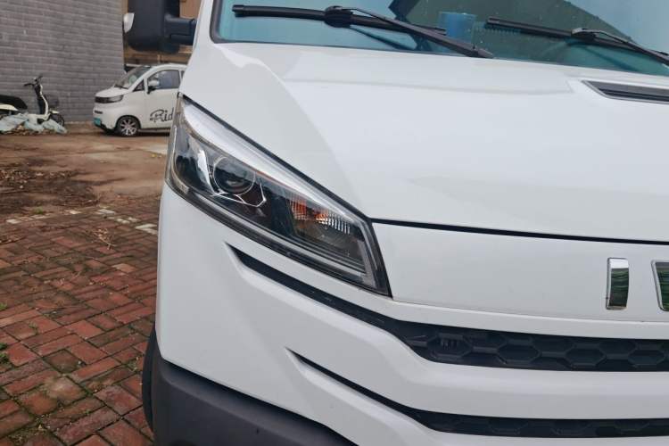 Used Iveco Daily 2023 2.5T A37M1 Long Wheelbase Mid-Height Dual-Tire Manual Door 5-9 Seater Right Front Headlight