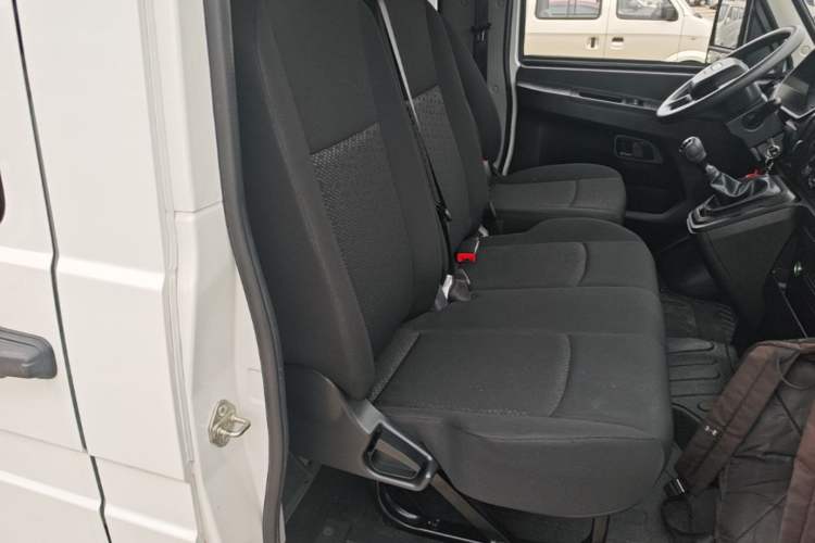 Used Iveco Daily 2023 2.5T A35M1 Short Wheelbase Mid-Roof Dual Tire Side-Sliding Doors 5–9 Seats Right Front Seat
