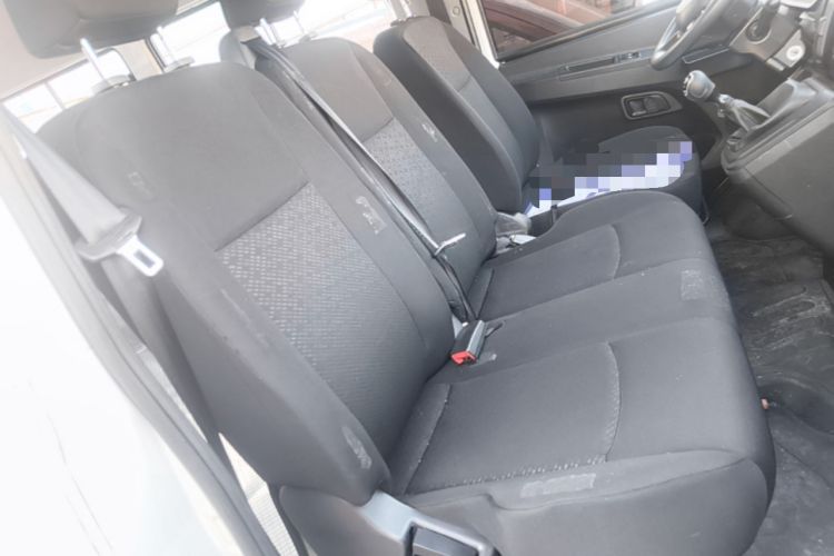 Used Iveco Daily 2023 2.5T V40 Van Long Wheelbase Mid-Roof Design Dual Tires Side-Swing Doors 2-3 Seater Right Front Seat