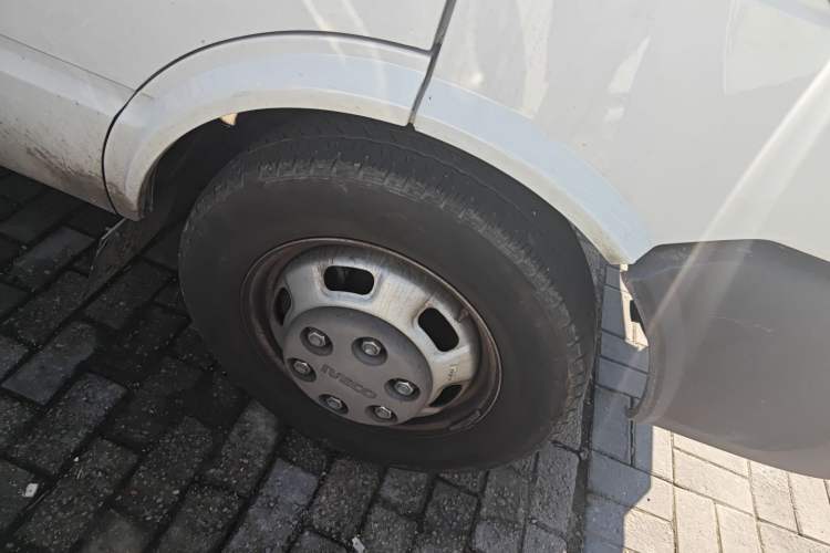 Used Iveco Daily 2023 2.5T A37M1 Long Wheelbase Mid-Roof Dual-Tire Side-Sliding Doors 5-9 Seats Right Front Wheel Hub