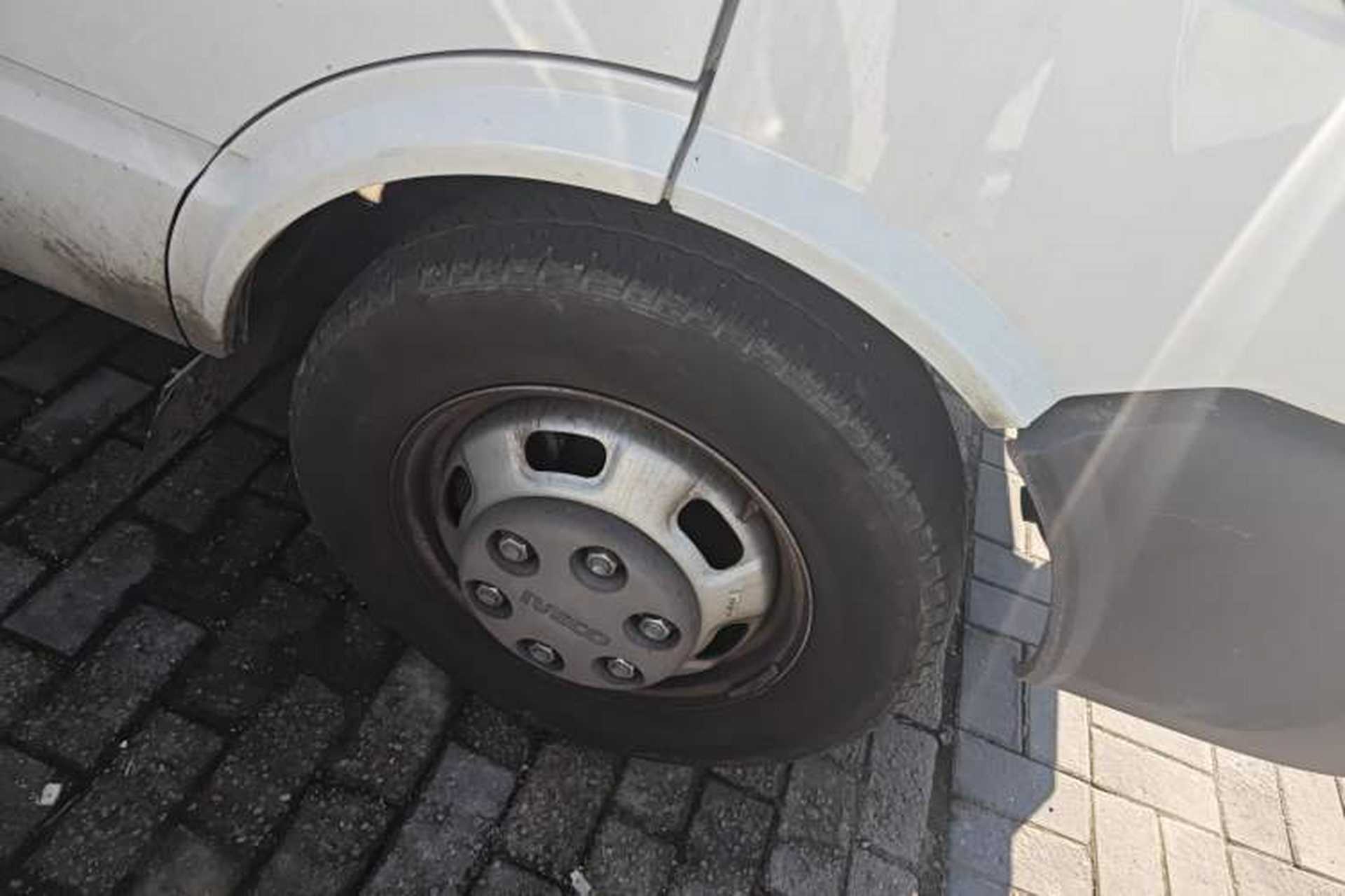 Used Iveco Daily 2023 2.5T A37M1 Long Wheelbase Mid-Roof Dual-Tire Side-Sliding Doors 5-9 Seats Right Front Wheel Hub