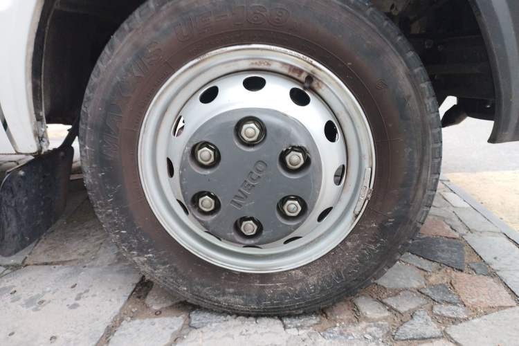 Used Iveco Daily 2023 2.8T V40 Van Long Wheelbase Mid-Roof Dual Tires Manual Doors 2-3 Seater Right Front Wheel Hub