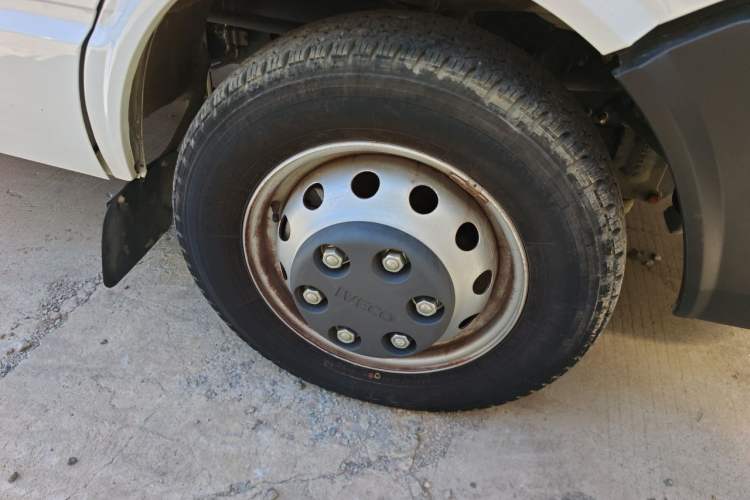 Used Iveco Daily 2023 2.5T V35 Van Short Wheelbase Mid-Roof Design Dual Tires Side-Swing Doors 2-3 Seater Right Front Wheel Hub