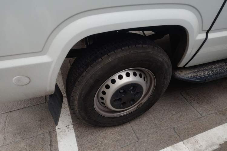 Used Iveco Daily 2023 2.5T A35M1 Short Wheelbase Mid-Height Single-Tire Manual Door – 5 to 9 Seats Right Front Wheel Hub