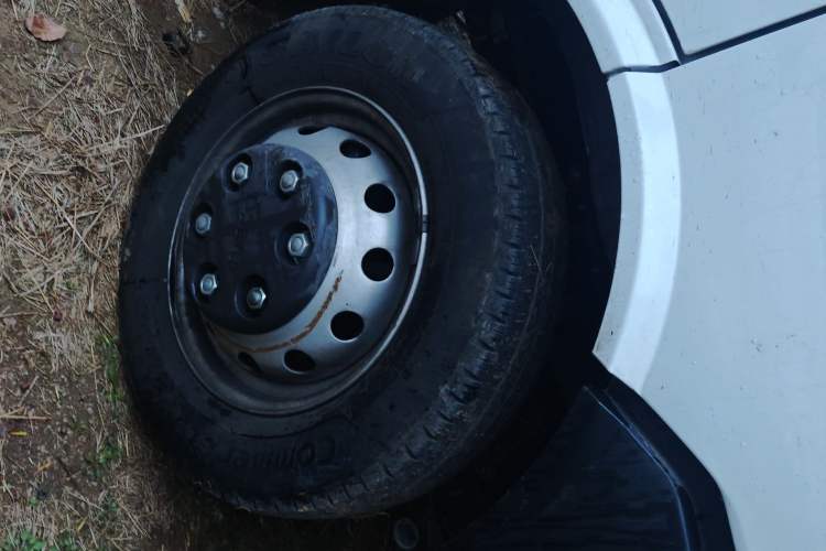 Used Iveco Daily 2023 2.5T V40 Van Long Wheelbase Mid-Roof Design Dual Tires Side-Swing Doors 2-3 Seater Right Front Wheel Hub