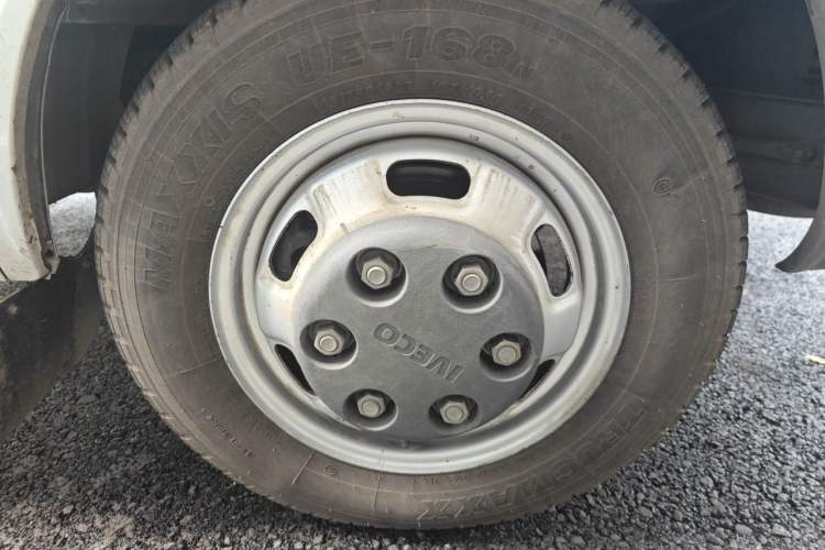 Used Iveco Daily 2023 2.5T A37M1 Long Wheelbase Mid-Height Dual-Tire Side-Sliding Doors 5–9 Seats Right Front Wheel Hub