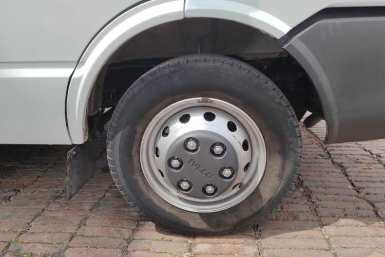 Used Iveco Daily 2023 2.5T V35 Van Short Wheelbase Mid-Roof Design Dual Tires Side-Swing Doors 2-3 Seater Right Front Wheel Hub