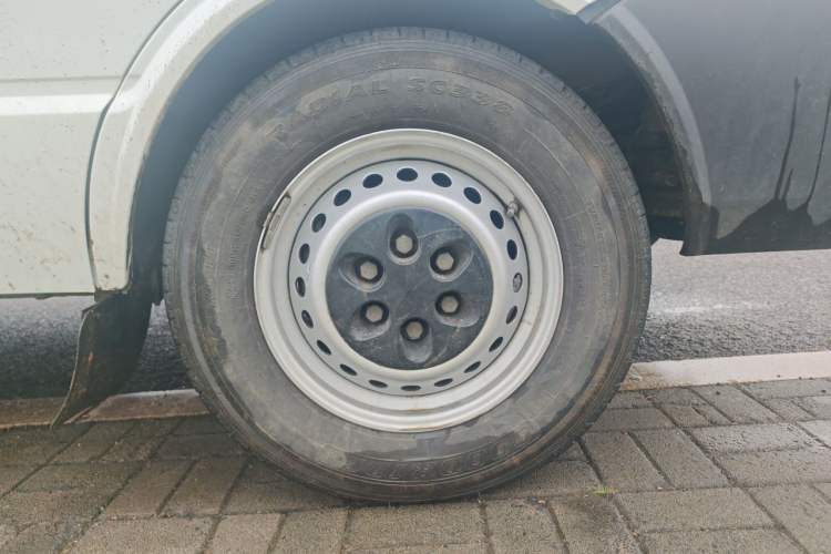 Used Iveco Daily 2023 2.5T A37M1 Multi-Purpose Passenger Vehicle Long Wheelbase Mid-Roof Design Single-Tire Side-Sliding Door Right Front Wheel Hub