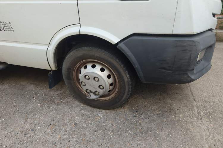 Used Iveco Daily 2023 2.8T V35 Van Short Wheelbase Low Roof Dual Tires Side-Swing Doors 2-3 Seater Right Front Wheel Hub