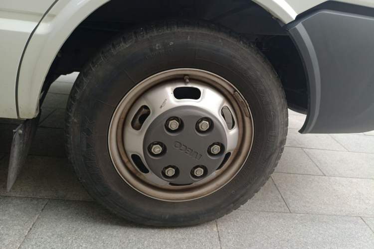 Used Iveco Daily 2023 2.5T A35M1 Short Wheelbase Mid-Height Dual-Tire Manual Door 5-9 Seater Right Front Wheel Hub