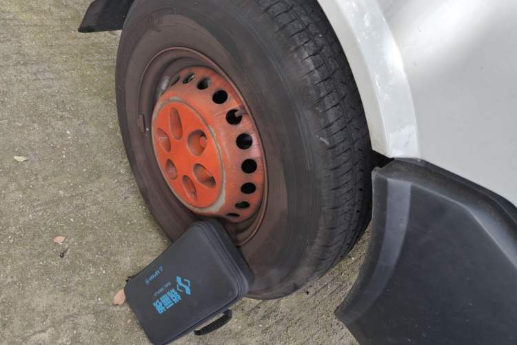 Used Iveco Daily 2023 2.5T A35M1 Short Wheelbase Mid-Height Single-Tire Side-Sliding Door 5–9 Seats Right Front Wheel Hub