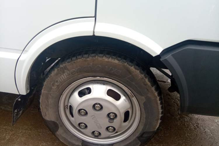 Used Iveco Daily 2023 2.5T A37M1 Long Wheelbase Mid-Roof Dual-Tire Side-Sliding Doors 5-9 Seats Right Front Wheel Hub