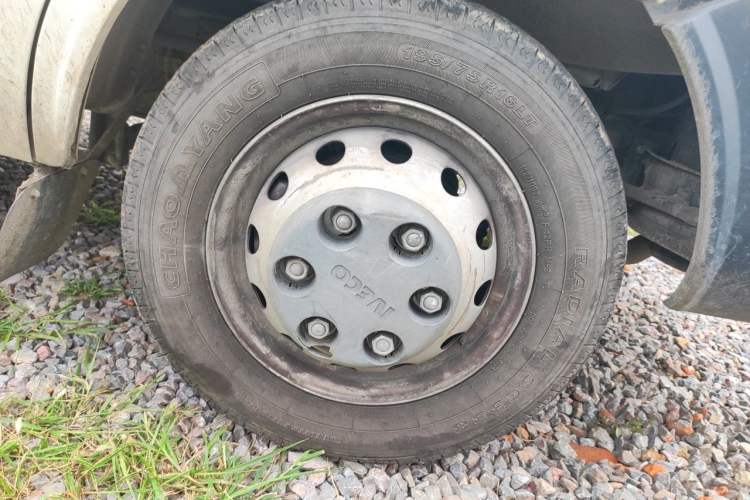 Used Iveco Daily 2023 2.8T V40 Van Long Wheelbase Mid-Roof Design Dual Tires Side-Swing Doors 2-3 Seater Right Front Wheel Hub