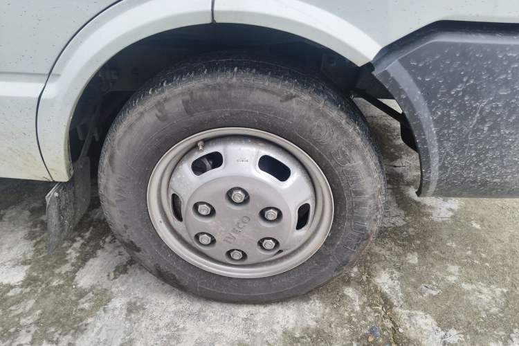 Used Iveco Daily 2023 2.5T A37M1 Long Wheelbase Mid-Height Dual-Tire Manual Door 5-9 Seater Right Front Wheel Hub