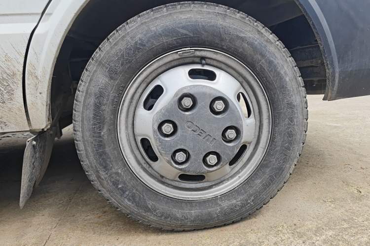 Used Iveco Daily 2023 2.5T A37M1 Long Wheelbase Mid-Roof Dual-Tire Side-Sliding Doors 5-9 Seats Right Front Wheel Hub