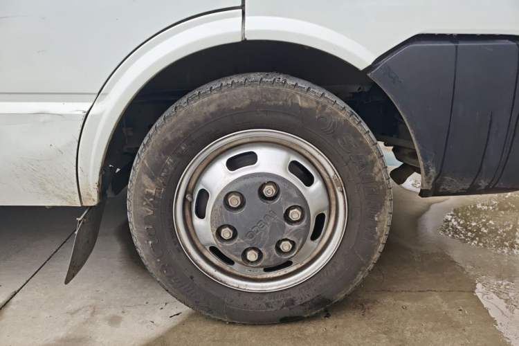 Used Iveco Daily 2023 2.5T A37M1 Multi-Purpose Passenger Vehicle Long Wheelbase Mid-Roof Design Dual Side Sliding Doors Automatic Transmission Right Front Wheel Hub
