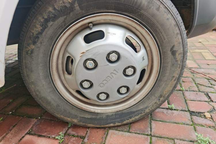 Used Iveco Daily 2023 2.5T A37M1 Long Wheelbase Mid-Height Dual-Tire Manual Door 5-9 Seater Right Front Wheel Hub