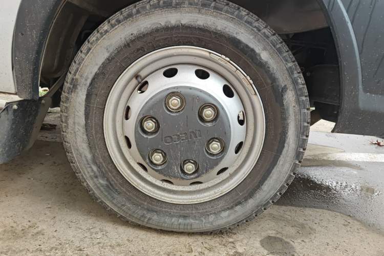 Used Iveco Daily 2023 2.5T V40 Van Long Wheelbase Mid-Roof Design Dual Tires Side-Swing Doors 2-3 Seater Right Front Wheel Hub