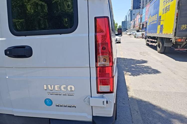Used Iveco Daily 2023 2.5T A37M1 Long Wheelbase Mid-Roof Dual-Tire Side-Sliding Doors 5-9 Seats Right Rear Taillight