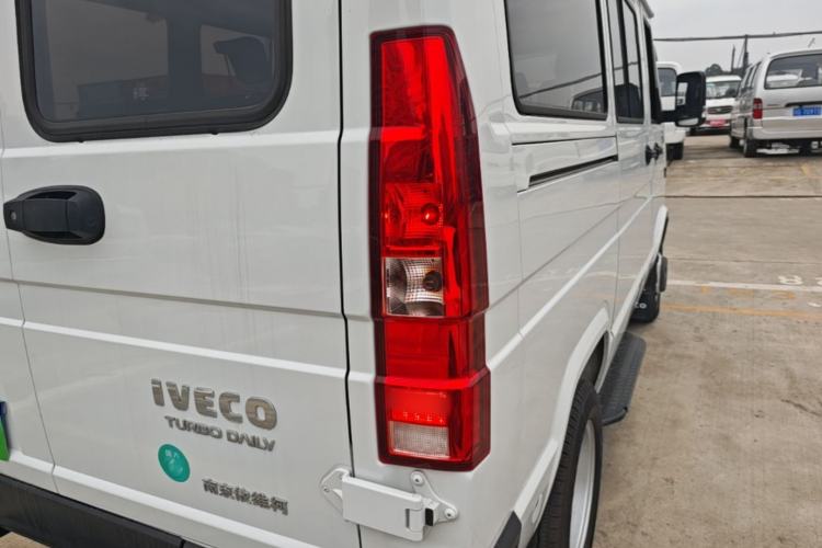 Used Iveco Daily 2023 2.5T A35M1 Short Wheelbase Mid-Roof Dual Tire Side-Sliding Doors 5–9 Seats Right Rear Taillight