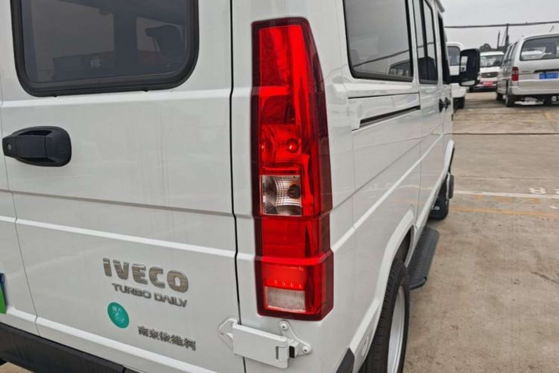 Used Iveco Daily 2023 2.5T A35M1 Short Wheelbase Mid-Roof Dual Tire Side-Sliding Doors 5–9 Seats Right Rear Taillight