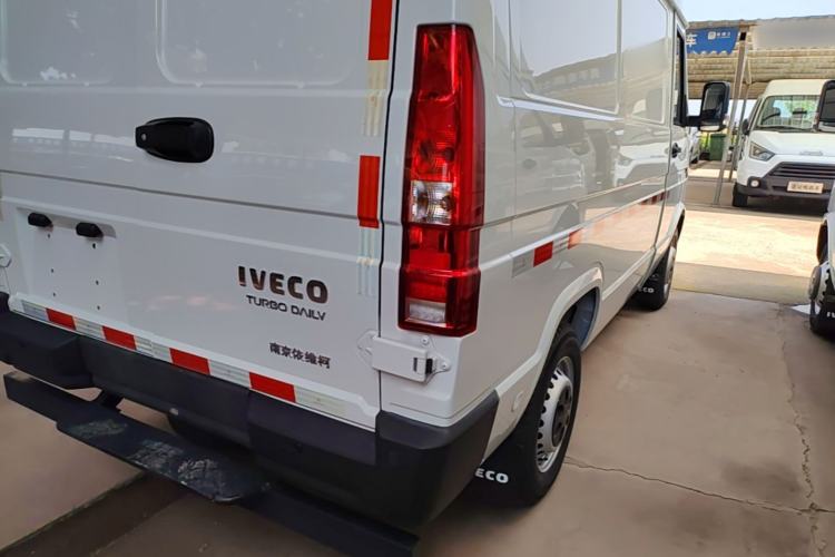Used Iveco Daily 2023 2.5T V35 Van Short Wheelbase Mid-Roof Single-Tire Manual Door – 2-3 Seater Right Rear Taillight