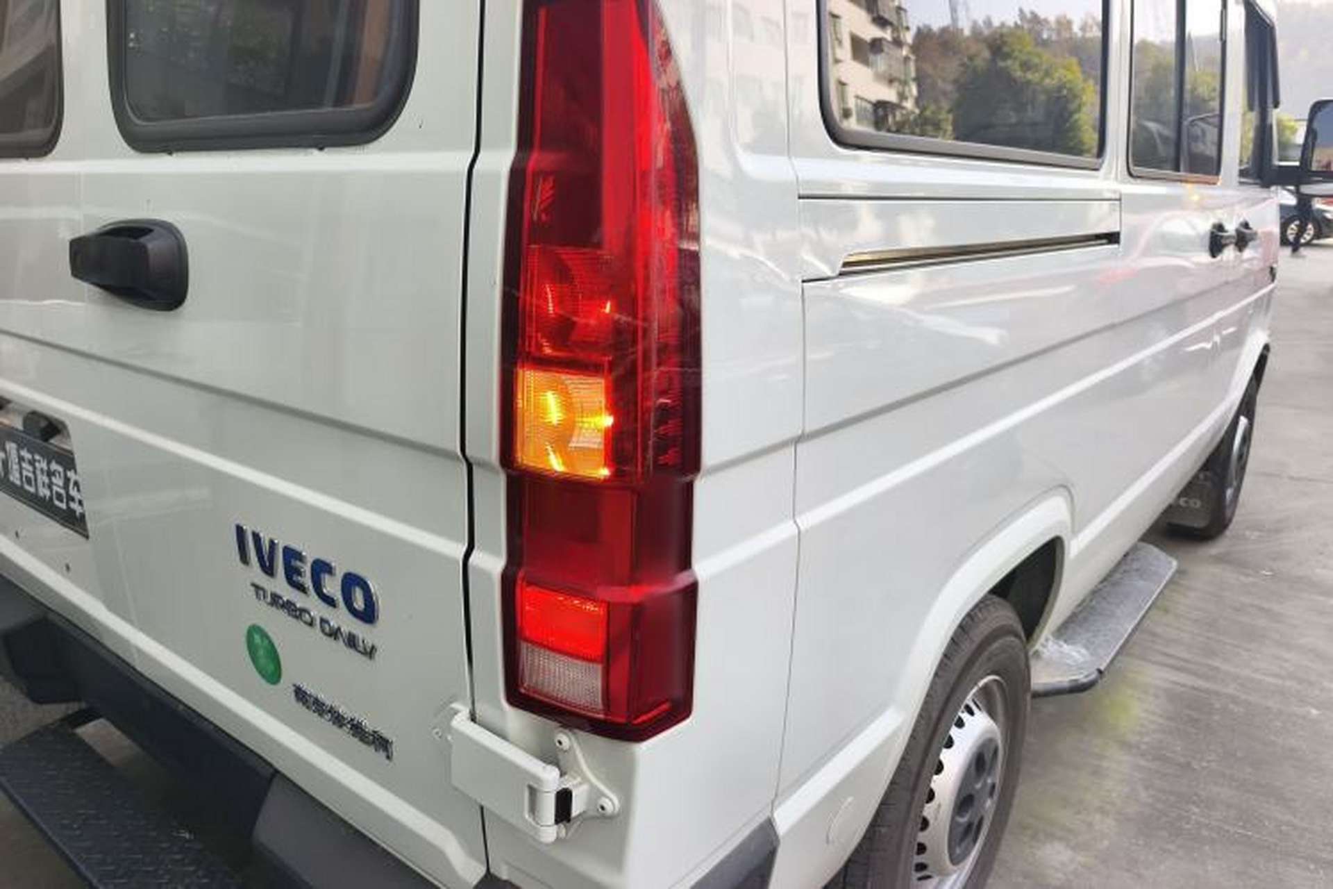 Used Iveco Daily 2023 2.5T A35M1 Short Wheelbase Low-Roof Single-Tire Side-Sliding Door 5-9 Seater Right Rear Taillight