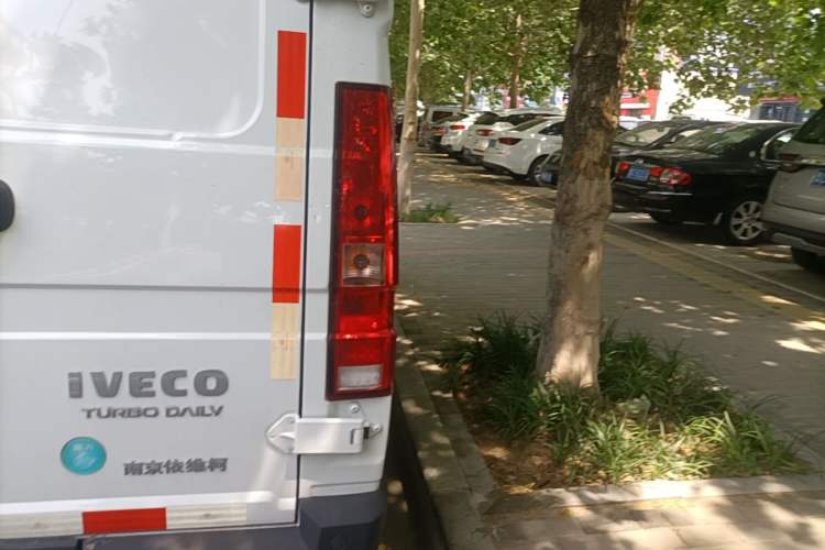 Used Iveco Daily 2023 2.8T V35 Van Short Wheelbase Mid-Roof Design Dual Tires Side-Swing Doors 2-3 Seater Right Rear Taillight