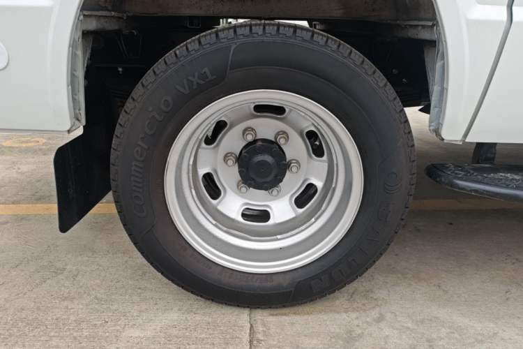 Used Iveco Daily 2023 2.5T A35M1 Short Wheelbase Mid-Roof Dual Tire Side-Sliding Doors 5–9 Seats Right Rear Wheel Hub