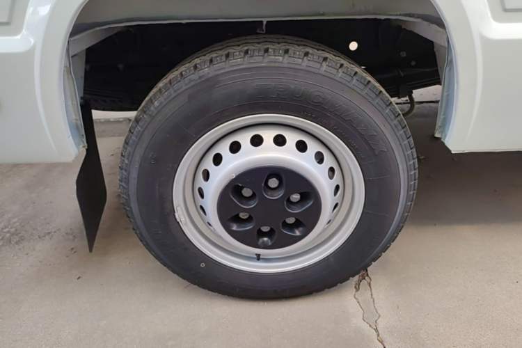 Used Iveco Daily 2023 2.5T V35 Van Short Wheelbase Mid-Roof Single-Tire Manual Door – 2-3 Seater Right Rear Wheel Hub