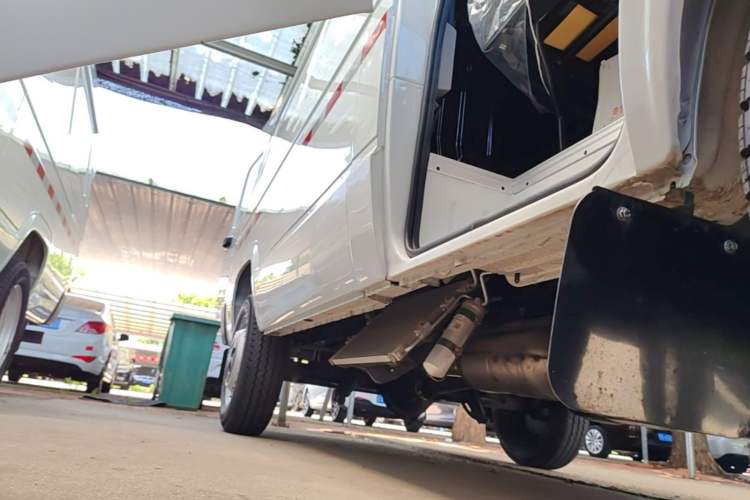Used Iveco Daily 2023 2.5T V35 Van Short Wheelbase Mid-Roof Single-Tire Manual Door – 2-3 Seater Right Side Sill