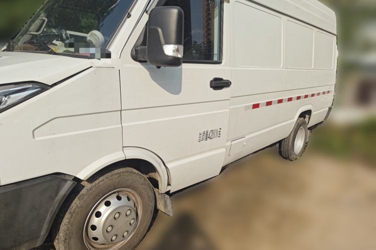 Iveco Daily 2023 2.5T V40 Van Long Wheelbase Mid-Roof Dual Tires Manual Doors 2-3 Seater