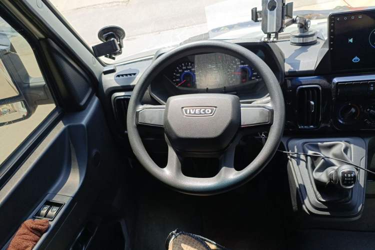 Used Iveco Daily 2023 2.8T V37 Van Long Wheelbase Mid-Roof Dual Tires Manual Doors 2-3 Seater Steering Wheel