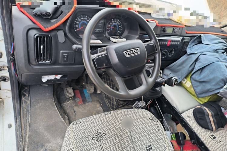 Used Iveco Daily 2023 2.5T V40 Van Long Wheelbase Mid-Roof Dual Tires Manual Doors 2-3 Seater Steering Wheel