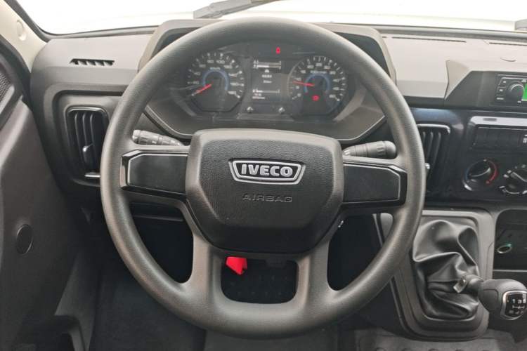 Used Iveco Daily 2023 2.5T A35M1 Short Wheelbase Mid-Roof Dual Tire Side-Sliding Doors 5–9 Seats Steering Wheel