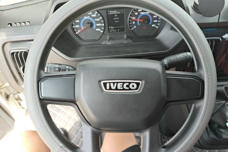 Used Iveco Daily 2023 2.5T V37 Van Long Wheelbase Mid-Roof Dual Tires Manual Doors 2-3 Seater Steering Wheel