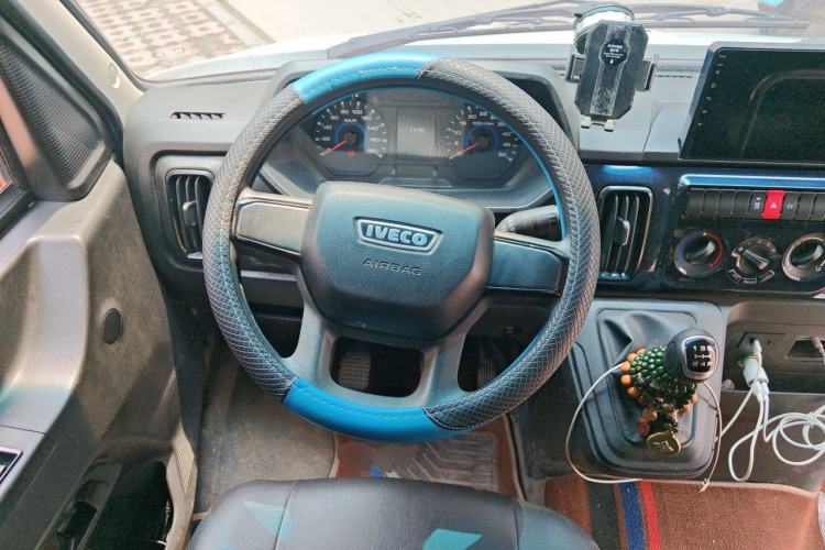 Used Iveco Daily 2023 2.5T A35M1 Short Wheelbase Mid-Height Single-Tire Manual Door – 5 to 9 Seats Steering Wheel