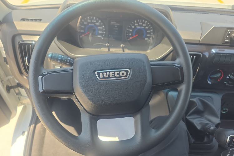 Used Iveco Daily 2023 2.5T V35 Van Short Wheelbase Mid-Roof Single-Tire Manual Door – 2-3 Seater Steering Wheel