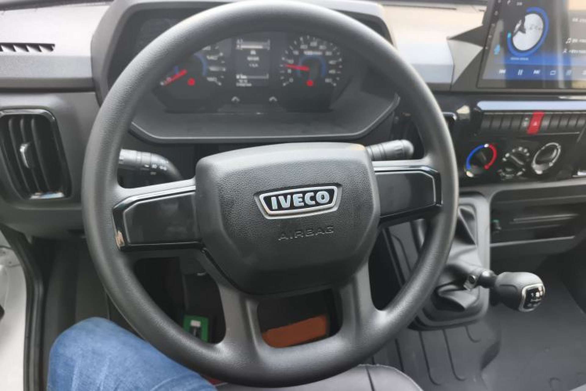 Used Iveco Daily 2023 2.5T A35M1 Short Wheelbase Low-Roof Single-Tire Side-Sliding Door 5-9 Seater Steering Wheel