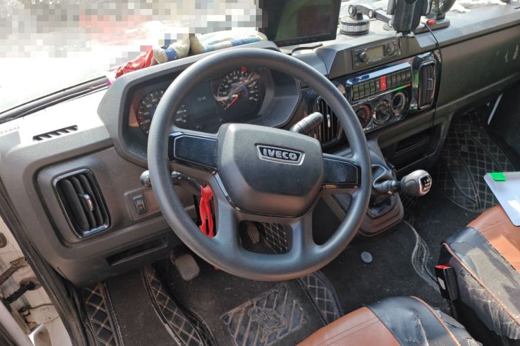 Used Iveco Daily 2023 2.5T V37 Van Long Wheelbase Mid-Roof Design Dual Tires Side-Swing Doors 2-3 Seater Steering Wheel