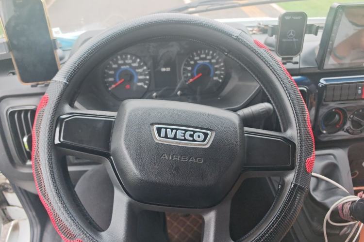 Used Iveco Daily 2023 2.5T A37M1 Multi-Purpose Passenger Vehicle Long Wheelbase Mid-Roof Design Single-Tire Side-Sliding Door Steering Wheel
